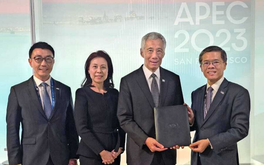 ABAC Singapore Members presents the ABAC Letter and Report to APEC Economic Leaders to Senior Minister of Singapore Lee Hsien Loong at the 2023 ABAC Dialogue with Leaders in San Francisco, USA.